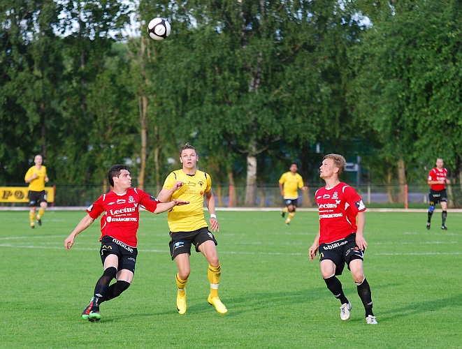 2010_0616_40.JPG - Miralem Malic försöker att komma igenom mellan Kungsör's innerbackar