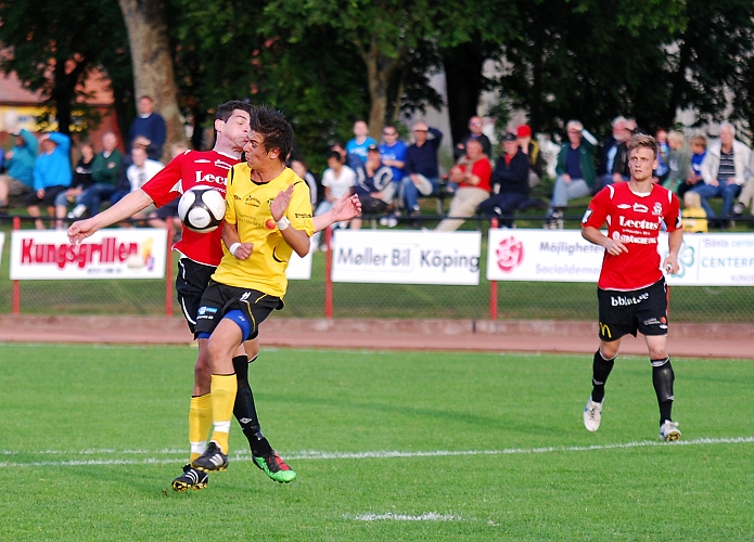 2010_0616_44.JPG - Rio Babovic i hård närkamp med Gustavo Oliveira