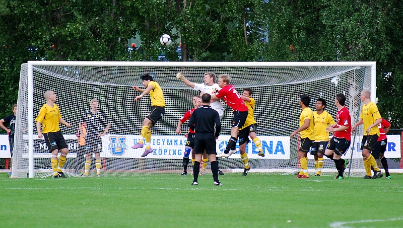 2010_0616_45.JPG - Fredrik Hagström boxar undan bollen
