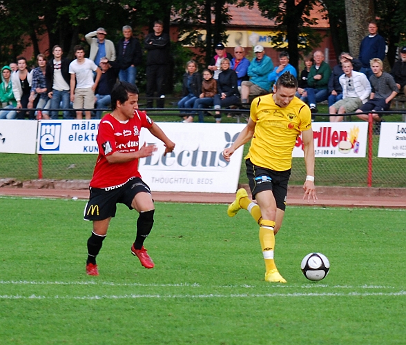 2010_0616_46.JPG - Miralem Malic kommer igenom och får ett friläge med målvakten