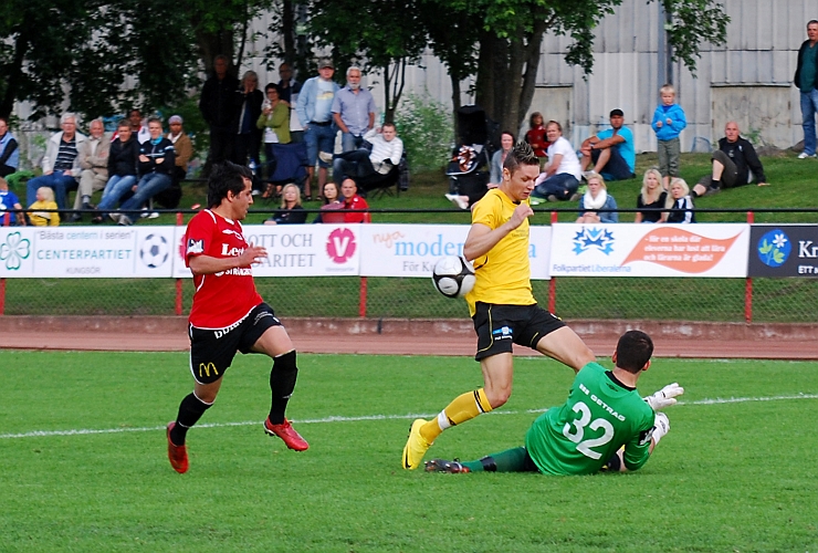 2010_0616_47.JPG - Målvakten gör en bra räddning på friläget