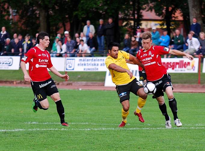 2010_0616_48.JPG - Arton Bekaj försöker att komma förbi Kungsör's innerback John Hallin