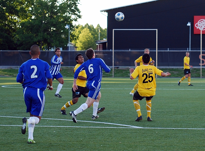 2010_0623_07.JPG - Jonas Hammarlund går in i duell med en Västerås spelare
