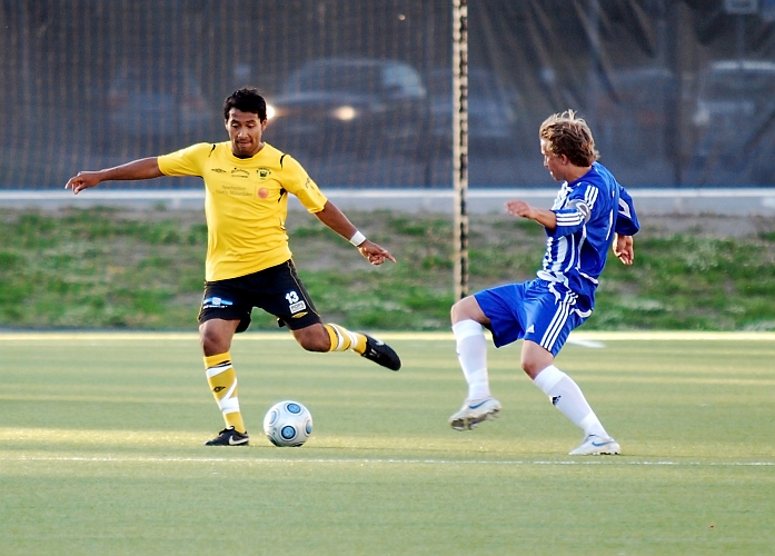 2010_0623_19.JPG - Jonas Hammarlund slår en liten längre passning