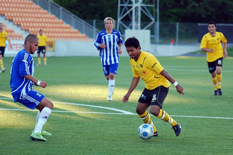 2010_0623_31.JPG - Jonas Hammarlund utmanar Västeråsförsvaret i straffområdet