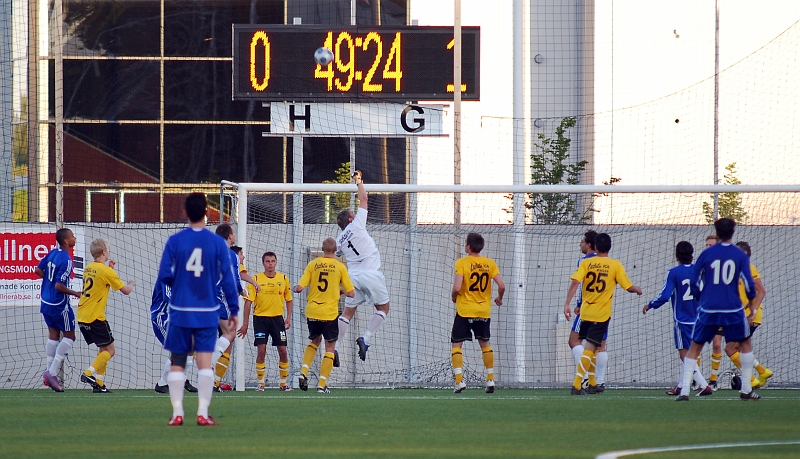 2010_0623_34.JPG - Fredrik Hagström boxar undan bollen efter en hörna