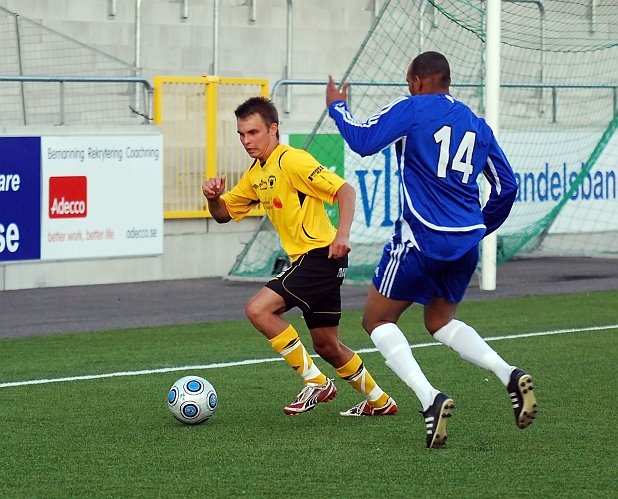 2010_0623_57.JPG - Patrik Palmqvist lurar sin motståndare och kommer förbi på kanten