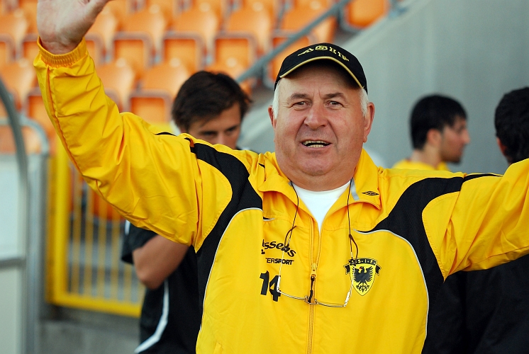 2010_0623_63.JPG - Lagledaren Salih Resulovic är nöjd och glad efter matchen