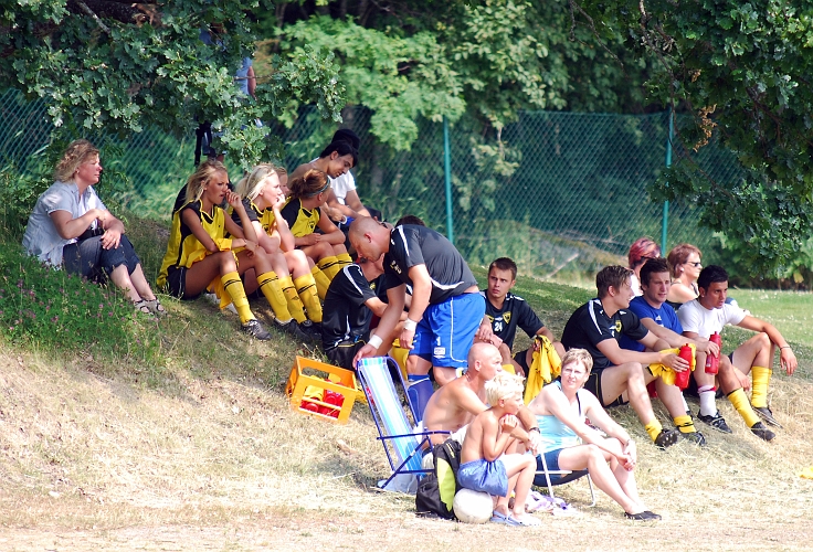 2010_0703_01.JPG - Samling i skuggan innan första matchen