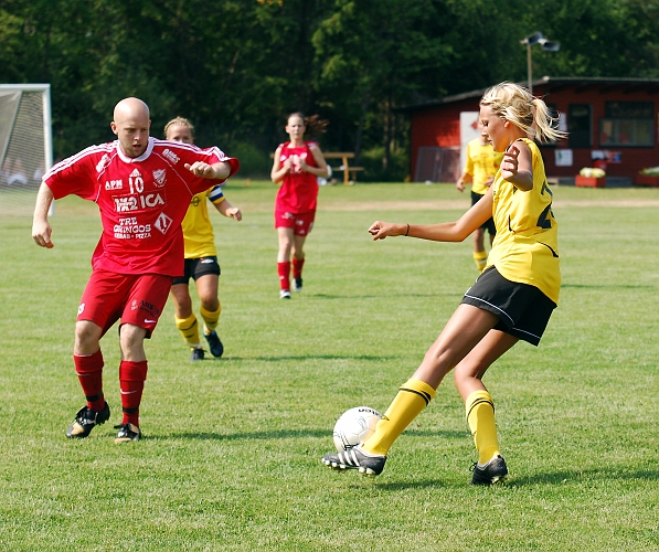 2010_0703_03.JPG - Linn Simonsson tar emot en passning