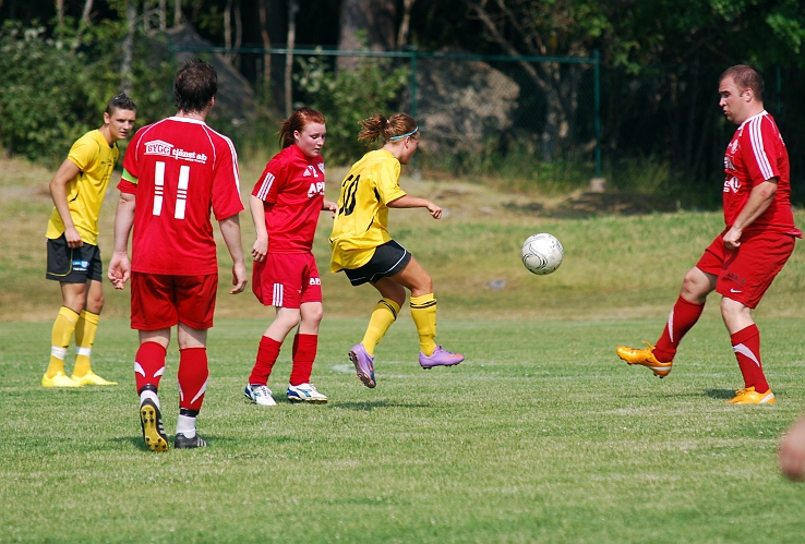 2010_0703_07.JPG - Ida Asp försöker att ta sig förbi Värhulta försvaret