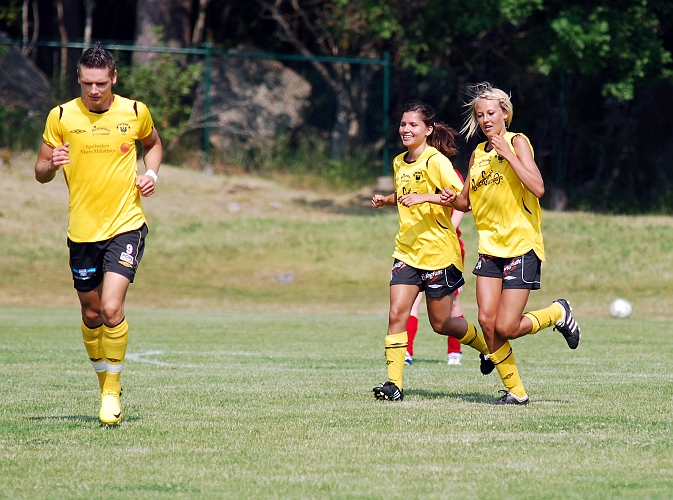 2010_0703_09.JPG - "Mirre", Betty Blixt och Linn Simonsson efter 1-0 till Södra