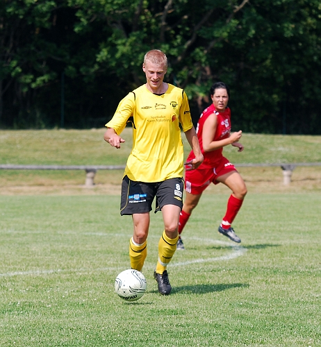 2010_0703_10.JPG - Filip Stjernfeldt avancerar fram över mitten med bollen