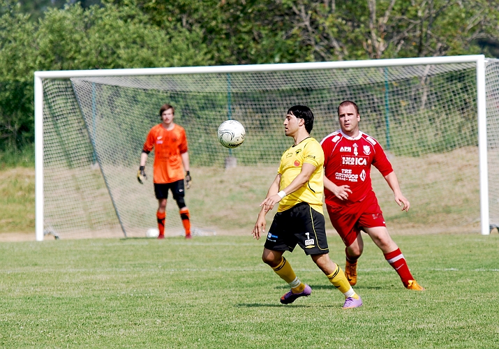 2010_0703_11.JPG - Karim Safari tar ner bollen