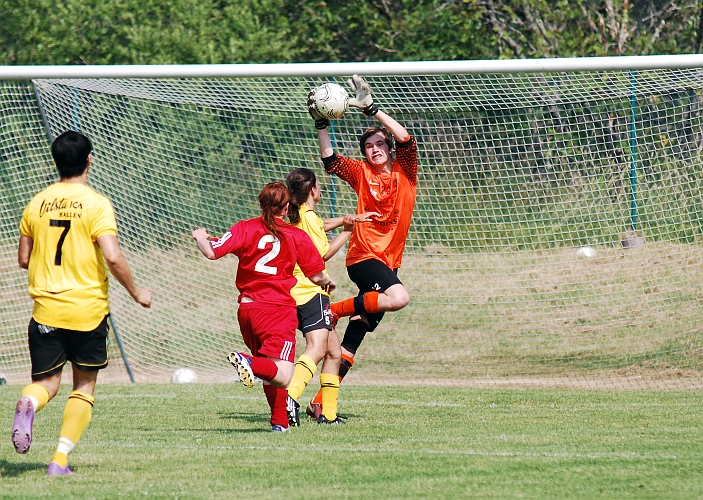 2010_0703_12.JPG - Värhultas målvakt plockar in bollen över huvudet på Betty Blixt