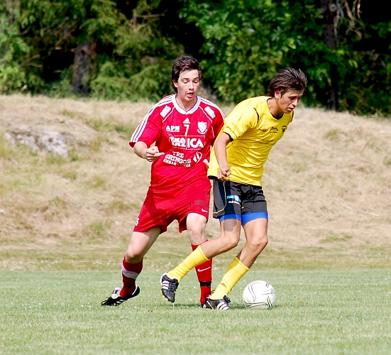 2010_0703_13.JPG - Rio Babovic tar sig förbi Olle Andersson