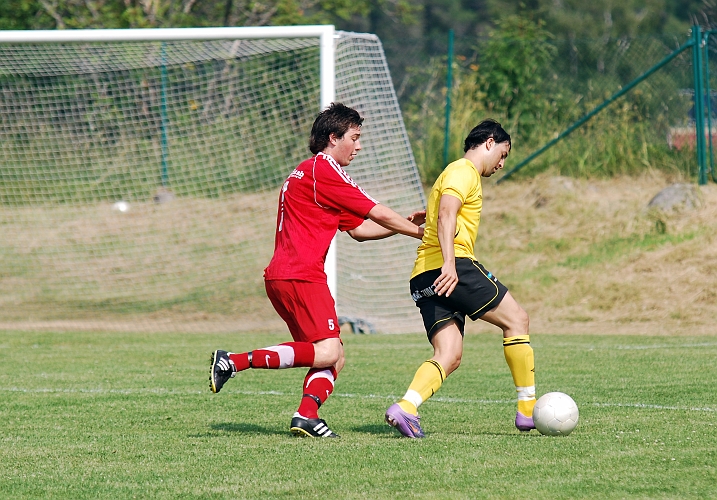 2010_0703_14.JPG - Olle Andersson försöker att jaga ifatt Karim Safari, som har bollen under kontroll