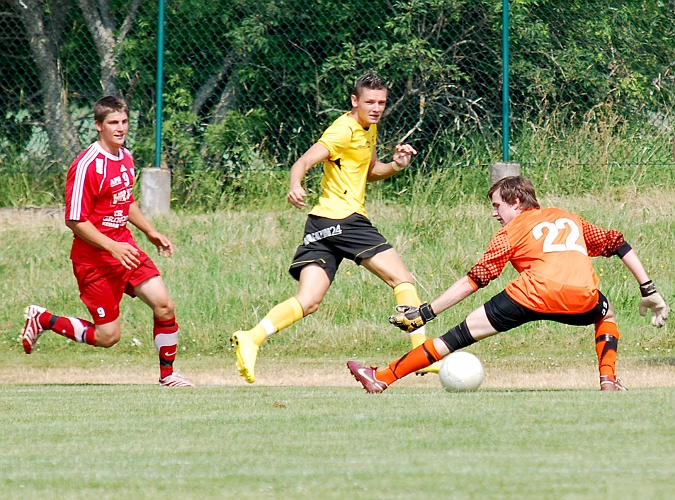 2010_0703_16.JPG - "Mirre" tar sig förbi på kanten och spelar in bollen framför målet