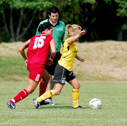 2010_0703_17.JPG - Amanda Hill avancerar fram mot ett avslut mot mål