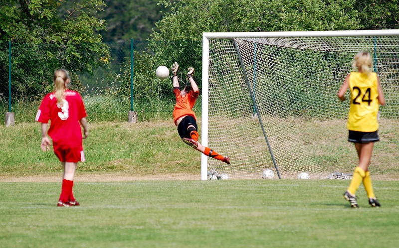 2010_0703_18.JPG - Värhulta's målvakt gör en riktig "TV-räddning" och tippar bollen till hörna