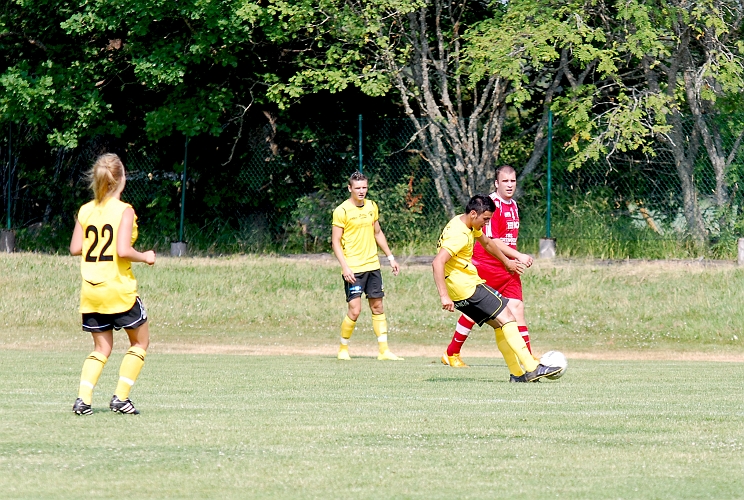 2010_0703_19.JPG - Mergim Bekaj siktar in sig på målet och rullar in 2-1 till Södra