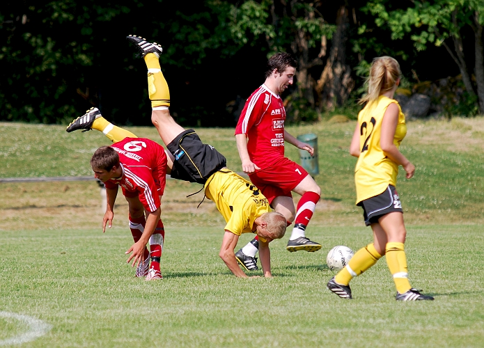 2010_0703_20.JPG - Anton Pettersson sätter stopp för Filip Stjernfeldt som naturligtvis får frispark för detta