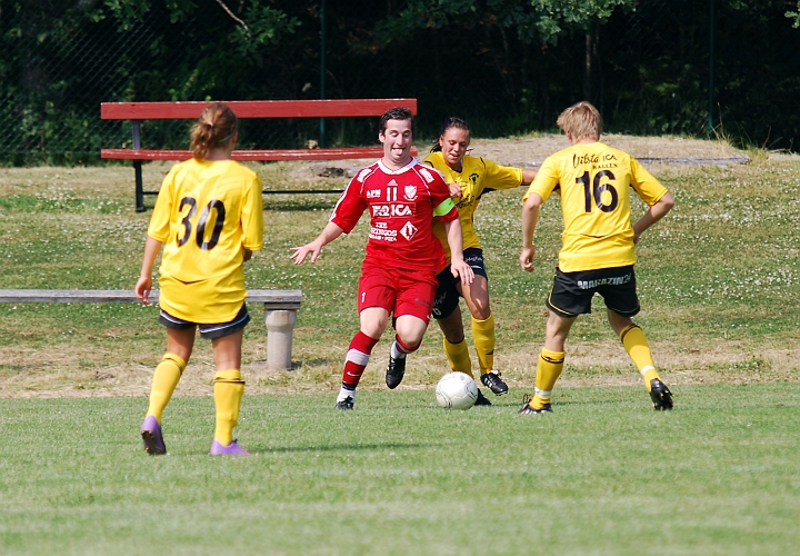 2010_0703_23.JPG - Mikael Ivarsson försöker att dribbla sig ur situationen, men Filip Haglind kommer att ta hand om bollen