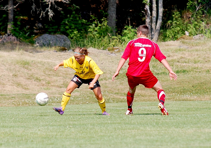 2010_0703_24.JPG - Ida Asp tar sig förbi Anton Pettersson