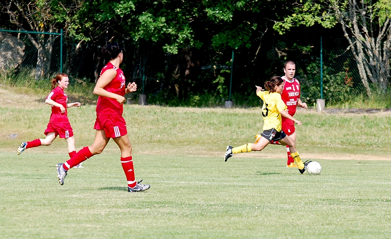 2010_0703_25.JPG - Betty Blixt går för ett avslut mot mål