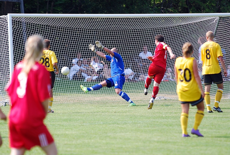 2010_0703_27.JPG - Mikael Ivarsson reducerar till 5-2 på ett bra skott