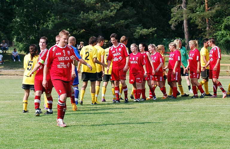 2010_0703_28.JPG - Spelarna tackar varandra efter matchen