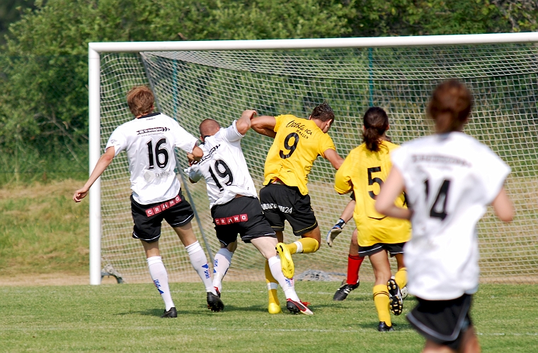 2010_0703_31.JPG - "Mirre" kommer igenom kolsvaförsvaret och ger Södra ledningen med 1-0