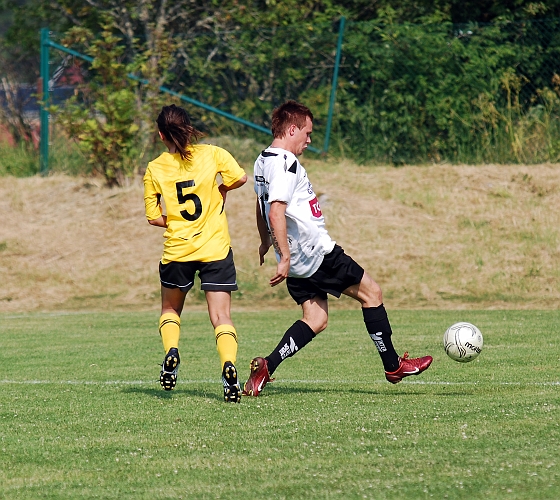 2010_0703_32.JPG - Kolsvabacken hinner ta bollen före Betty Blixt