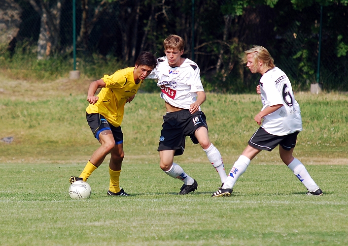 2010_0703_34.JPG - Rio Babovic försöker att ta sig förbi kolsvaförsvaret