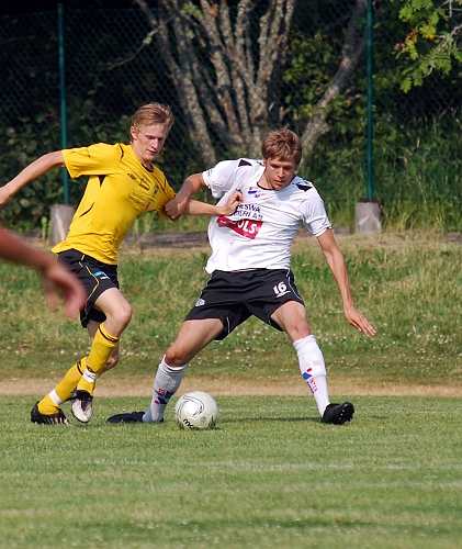 2010_0703_35.JPG - Filip Haglind försöker komma förbi kolsvabacken
