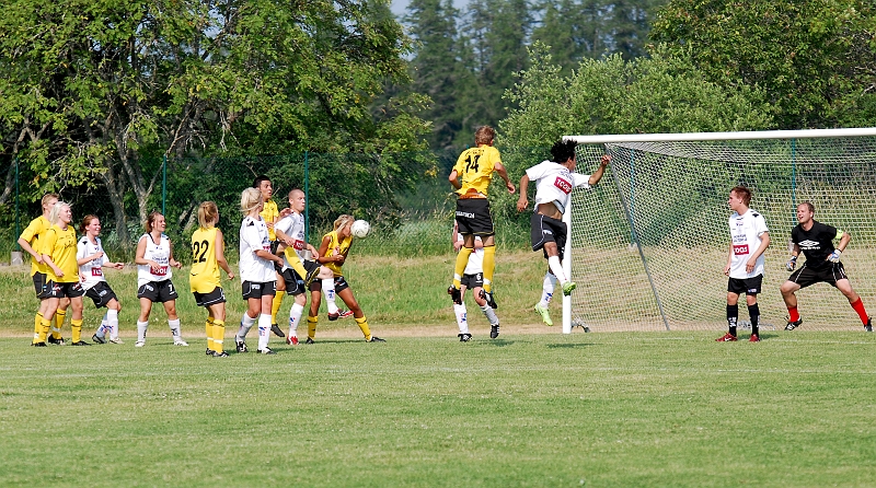 2010_0703_36.JPG - Kolsvaförsvaret får undan bollen efter en hörna