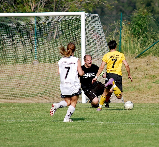 2010_0703_39.JPG - Karim Safari i bra läge snett framför målet