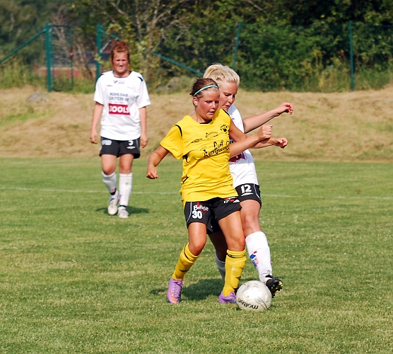 2010_0703_41.JPG - Ida Asp kliver in framför backen och tar hand om bollen
