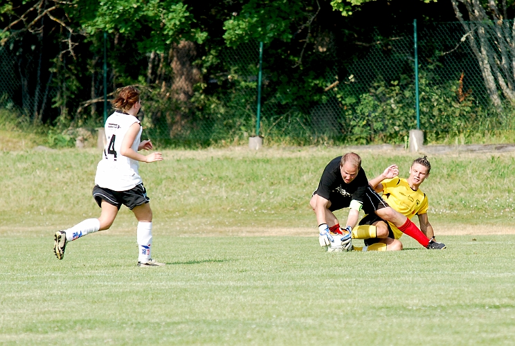 2010_0703_44.JPG - Kolsva's målvakt tar hand om bollen