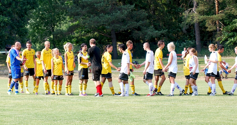 2010_0703_45.JPG - Spelarna tackar varandra efter matchen