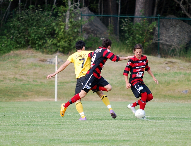 2010_0703_46.JPG - Finalen spelades mot Köping FF, förlust med 2-1 på straffar. Karim Safari försöker komma förbi Köpingsförsvaret