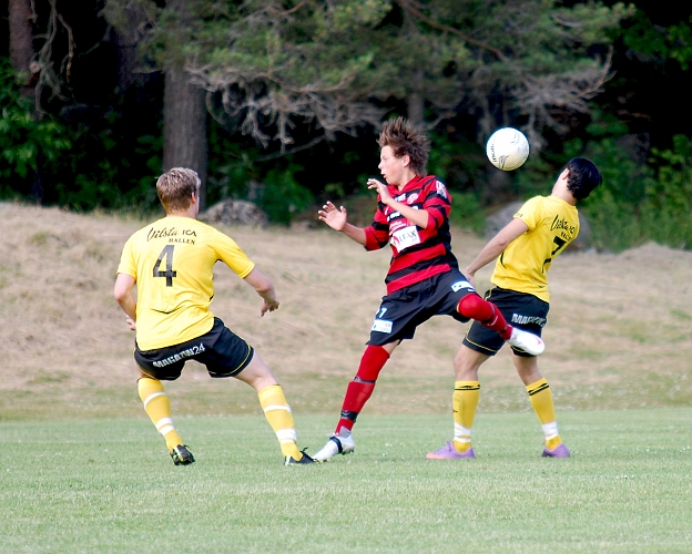 2010_0703_47.JPG - Jocke Bohman och Karim Safari pressar köpingsspelaren