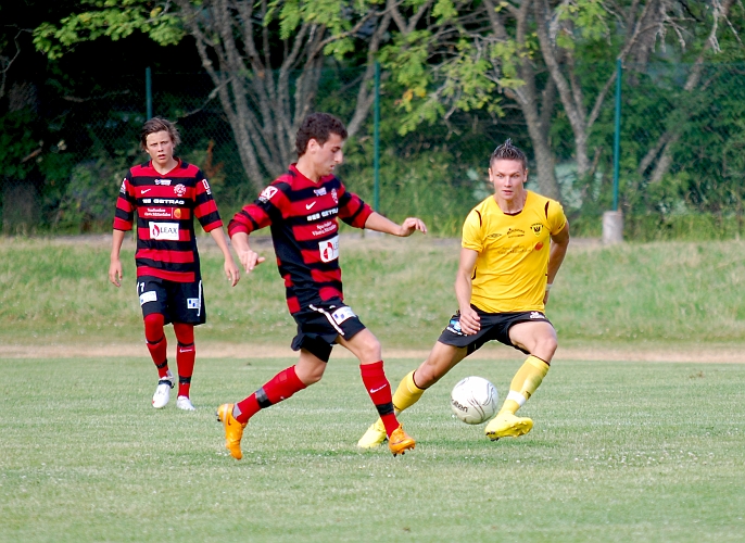 2010_0703_48.JPG - "Mirre" avvaktar lite och ser hur köpingsspelaren tänker spela bollen