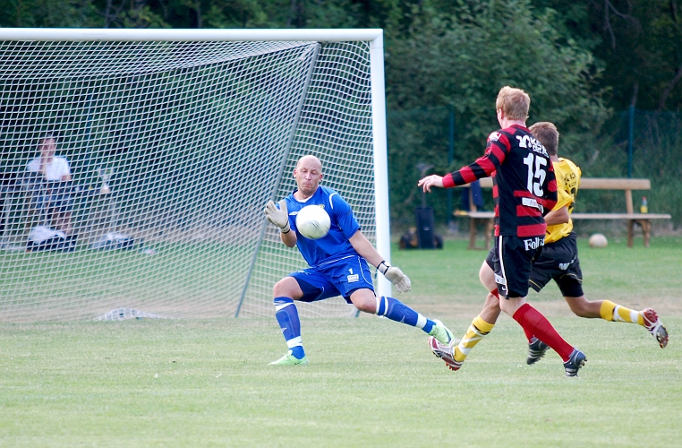 2010_0703_49.JPG - Almir Masinovic går ut och täcker av målet, och bollen går utanför stolpen