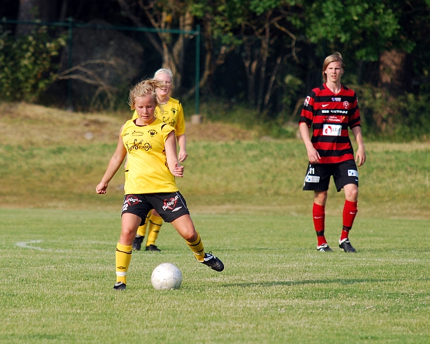 2010_0703_51.JPG - Amanda Hill spelar bollen tillbaka till medspelare
