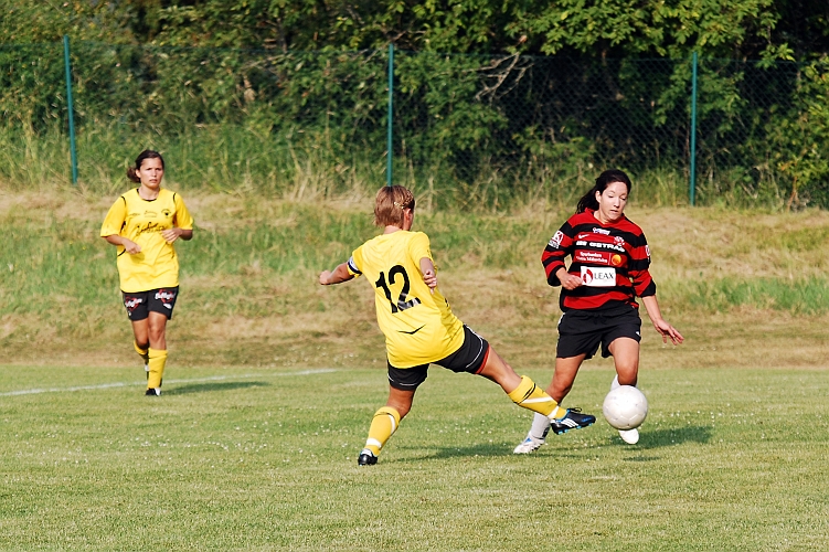 2010_0703_52.JPG - Karin Haglind bryter ett uppspel från köpingsbacken