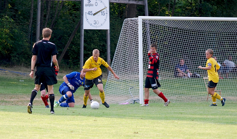 2010_0703_54.JPG - Filip Stjernfeldt tar undan bollen efter en chans för Köping