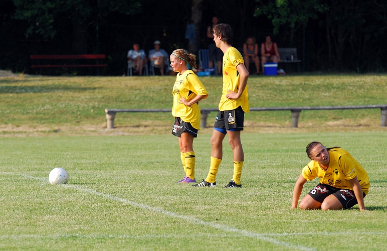2010_0703_56.JPG - 0-0 efter fulltid och straffläggning tar vid. Södra straffläggare Ida Asp, Rio Babovic och Elin Segerstedt