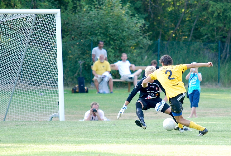 2010_0703_59.JPG - Rio Babovic dribblar av målvakten . . . .