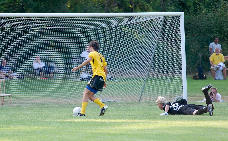 2010_0703_60.JPG - . . . . och kan enkelt lägga in bollen i mål. 1-1